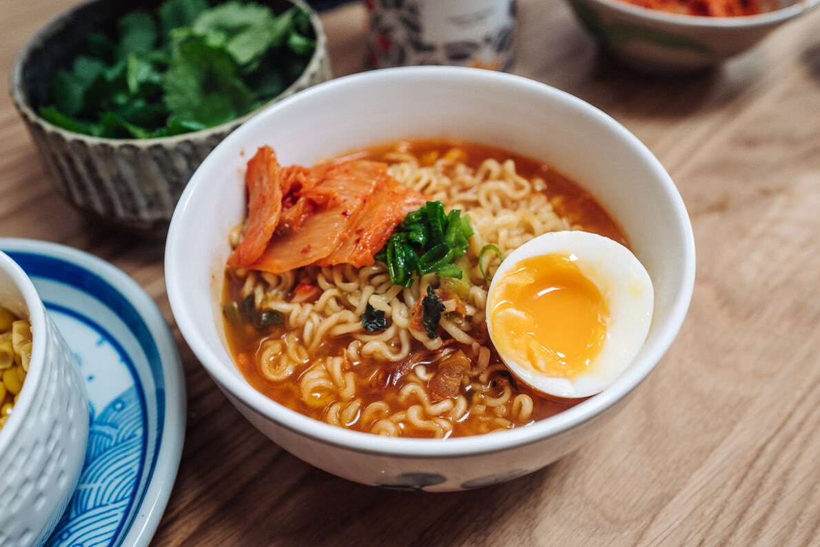 Mì tôm có thể gây tăng cân nếu ăn quá nhiều và không điều độ Ăn mì tôm có béo không, có thể gây tăng cân nếu ăn quá nhiều và không điều độ